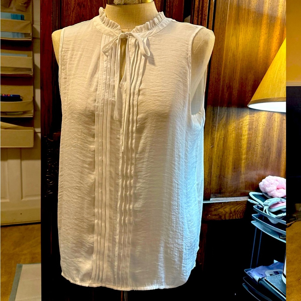 Vera Wang sleeveless top